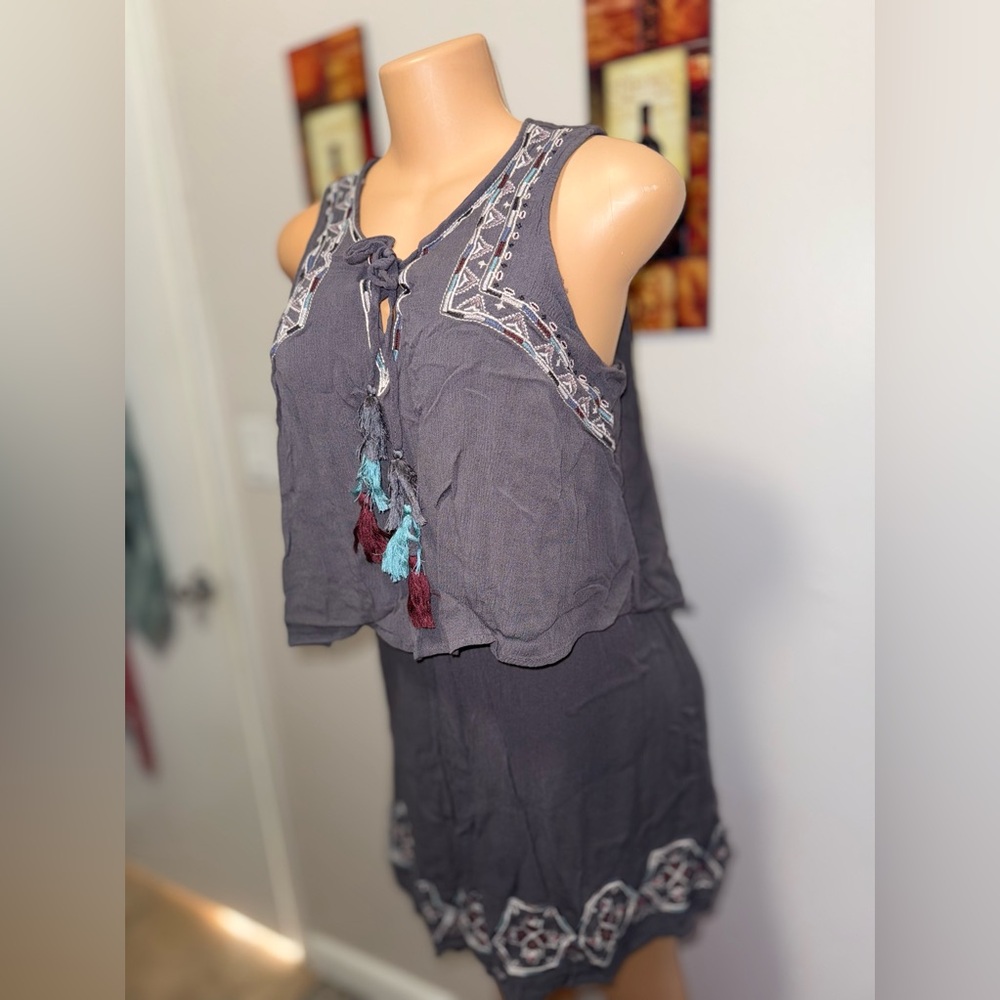 (46) DAVINA  gray embroidered Womens size XL never worn